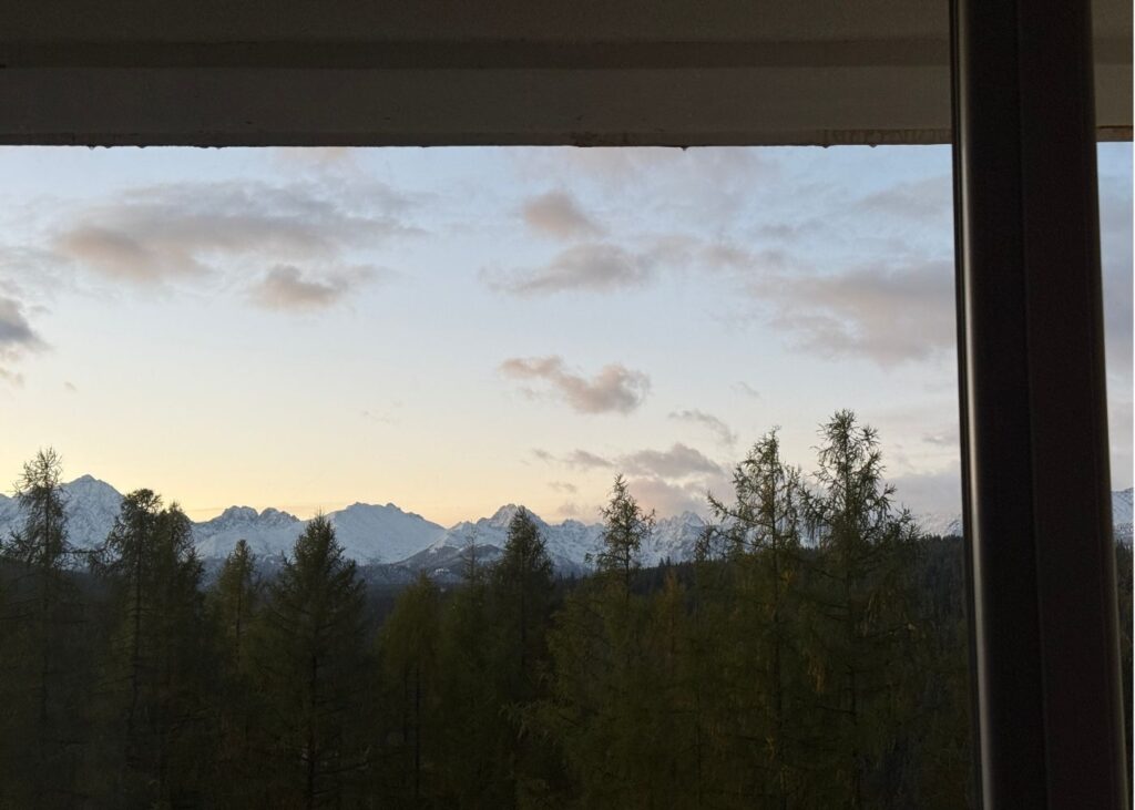 Widok na tatry z pokoju Hotelu Harnaś